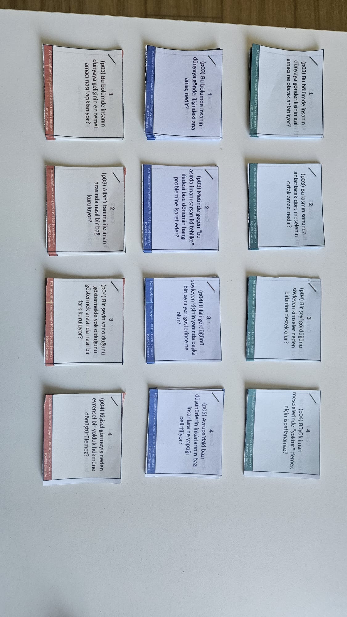 Üç farklı renkte hazırlanmış soru ve bilgi kartı setleri